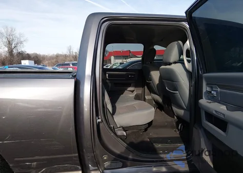 2018 Ram 1500 Big Horn 4X4 6'4 Box z USA, uszkodzony, nr VIN 1C6RR7TTXJS138413